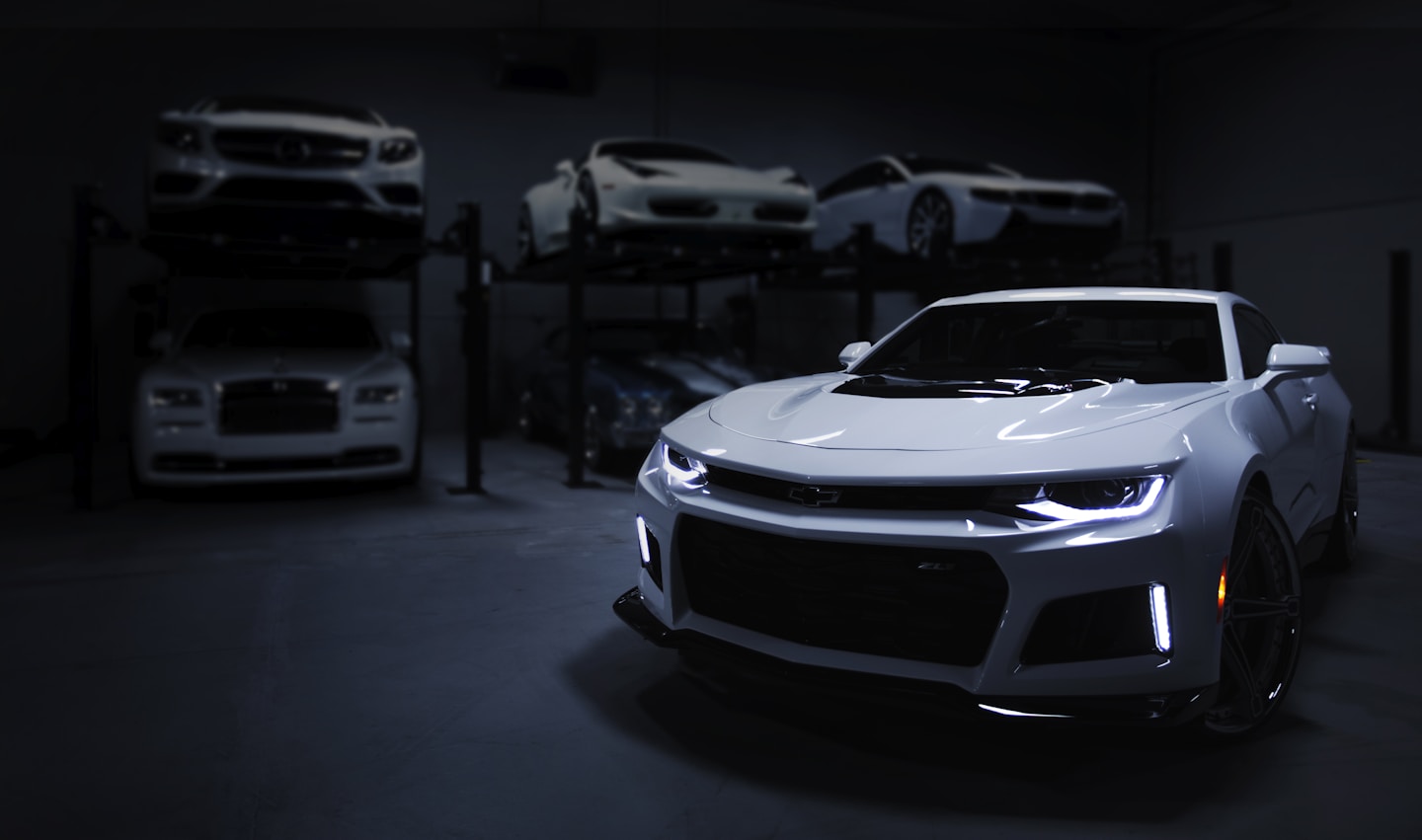Sportwagens in een premium tuningatelier in Nederland
